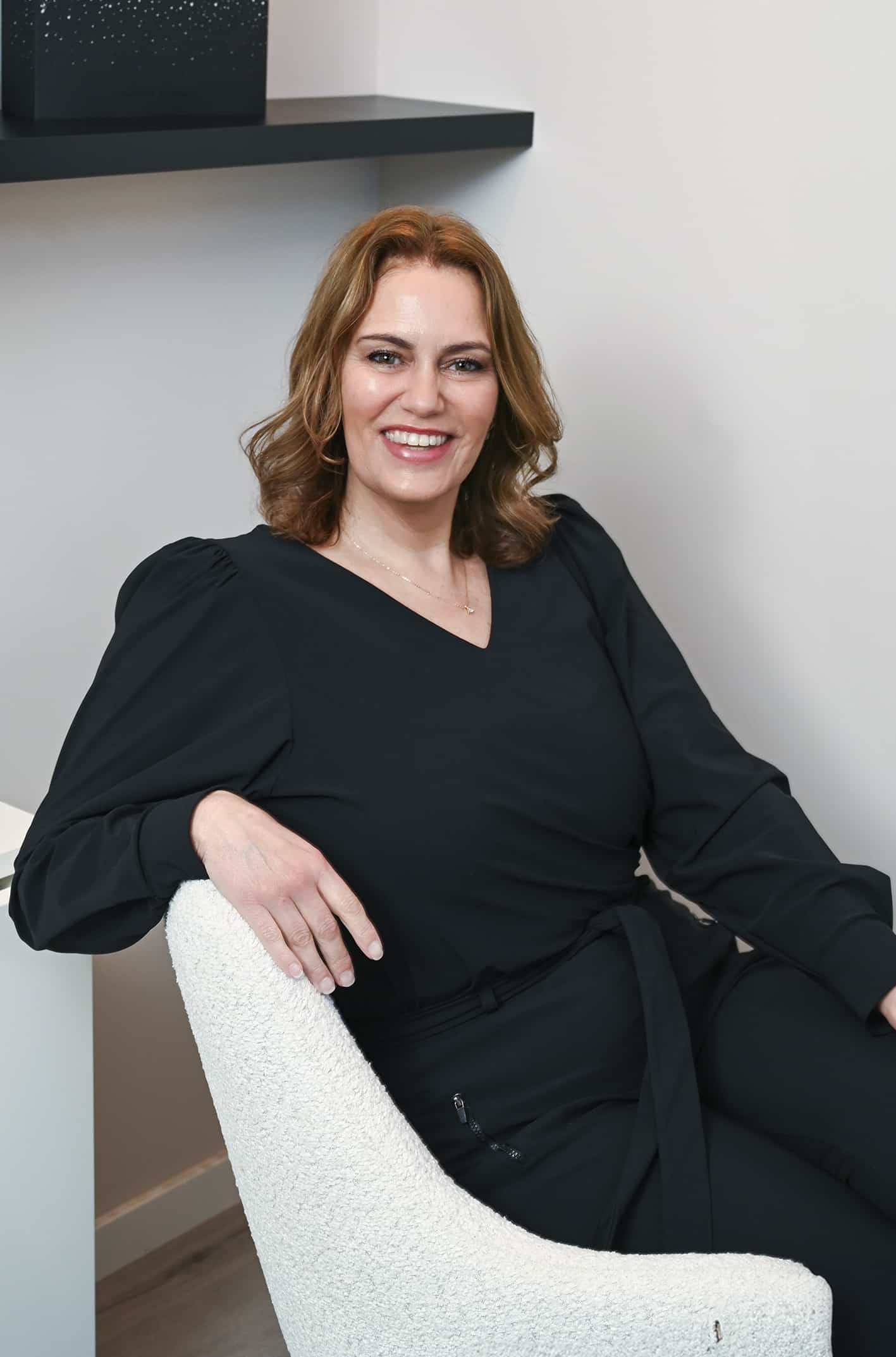 Sabine aan het werk tijdens een holistische huidbehandeling